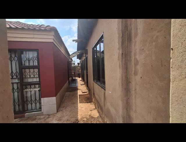 3 BEDROOM HOUSE FOR SALE IN KWENELE SOUTH